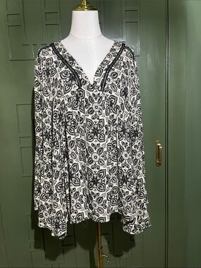 Boho Black & White Printed V-Neck Blouse